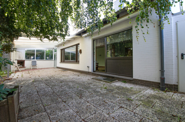 Grou00dfe teilu00fcberdachte Terrasse