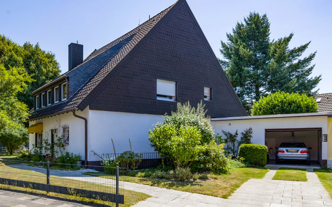 Großzügig wohnen, entspannt leben – mit Gartenidylle und zwei Garagen